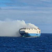 Hay un carguero repleto de coches Porsche, Bentley, Audi y Volkswagen ardiendo en el Atlántico desde hace días, y no pinta bien 