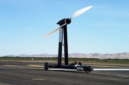 Blackbird, el coche eólico que corre más que el viento