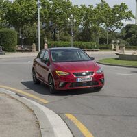 Cuándo debemos utilizar los intermitentes y cuáles son sus usos incorrectos, según la DGT