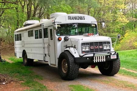 Este autobús escolar camperizado y todoterreno es una espaciosa casa con ruedas y se vende por menos de 9.000 euros