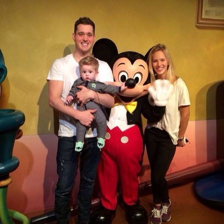 Pero qué monos Michael Bublé y Luisana Lopilato con Noah en Disneyland