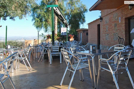 La forma más fácil de nivelar una mesa coja: solo hay que girarla lo suficiente