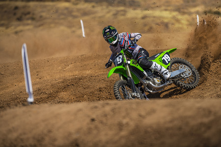 La nueva evolución de las Kawasaki KX250 y KX450 de motocross: embrague hidráulico mejorado y reajustes en el rendimiento