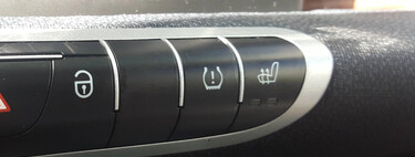 Para qué sirve el botón de un signo de exclamación en el carro y cuándo deberías usarlo