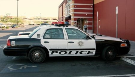 Policía suspendido por descargar una película desde el coche patrulla