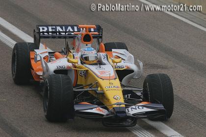 Fernando Alonso da su primera vuelta con el R28