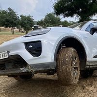 Porsche dice que se puede hacer todoterreno con el Macan Turbo eléctrico de 639 CV y 117.000 euros. Lo he metido en el campo y en un circuito off-road para comprobarlo