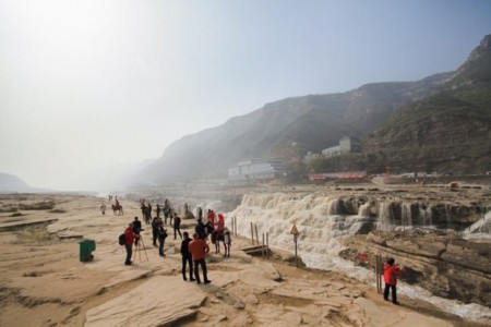 Esta cascada está en China y es de color amarillo