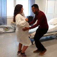 Una embarazada baila bachata para ayudar a calmar los dolores de parto