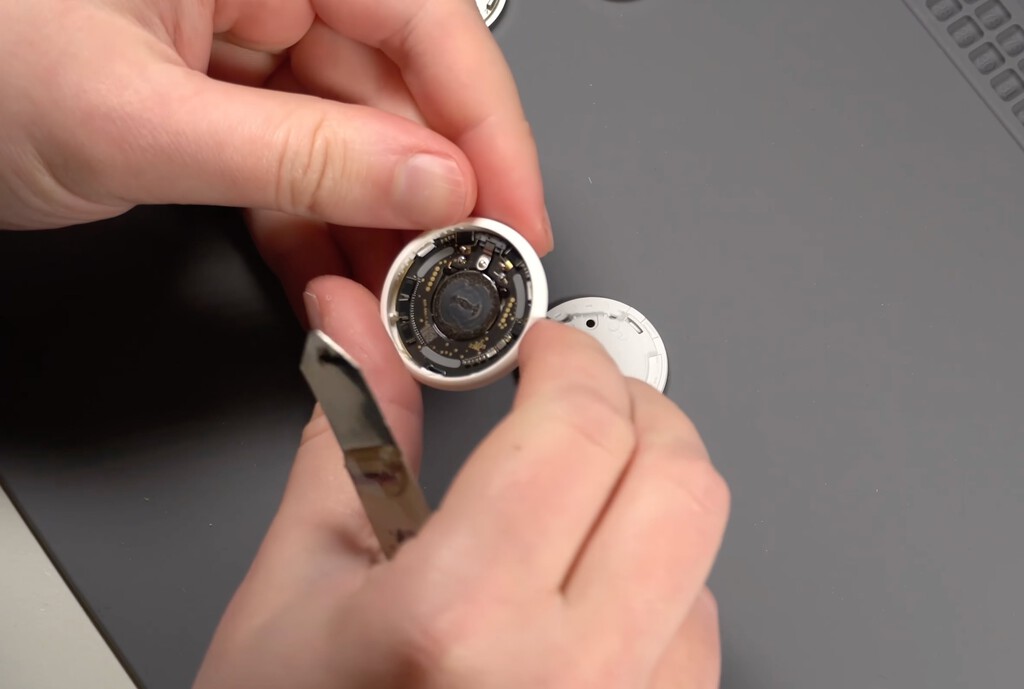 Apple se lo pone difícil a los amantes de lo ajeno. El primer desmontaje del AirTag 2 confirma un esperado cambio en el altavoz 