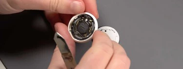 Apple se lo pone difícil a los "amantes de lo ajeno". El primer desmontaje del AirTag 2 confirma un esperado cambio en el altavoz