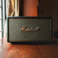 El Corte Inglés deja a precio de outlet uno de los altavoces Bluetooth de Marshall que siempre arrasan en verano 