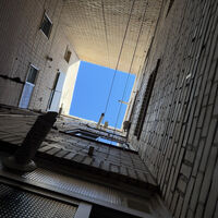 La Ley de Propiedad Horizontal puede parar a tu vecino fumador: así regula el problema de las colillas en el patio