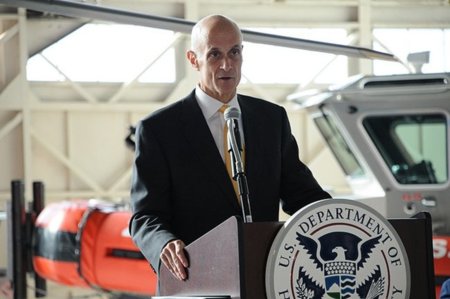 Amper a la conquista de América con la ayuda del Secretario de Seguridad Nacional de Bush y redactor de la "Patriot Act"