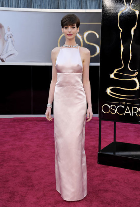 Pues sí, el vestido de los Oscars de Anne Hathaway ya tiene Twitter propio