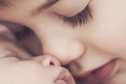 Cómo involucrar al hermano mayor en el cuidado del bebé