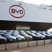 Los aranceles de Trump están arrastrando al caos a las marcas de coches, y el gran beneficiado no es EEUU; es China