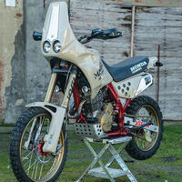 Esta preparación trail es un flechazo al corazón de los moteros noventeros: una Honda dakariana perfecta