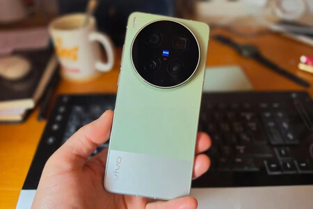 Vivo X300 Ultra en mano