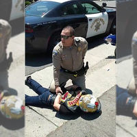 Huir en moto de la policía en EE.UU. para evitar una multa no es buena idea, y este vídeo lo prueba