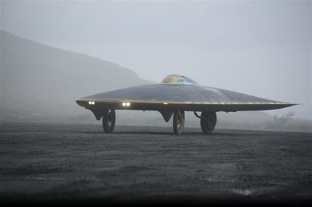 Power of One, tirando de un coche eléctrico artesanal por el medio ambiente