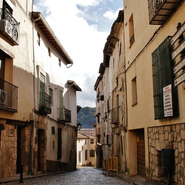 El pintoresco pueblo medieval de Guadalajara que cuenta una historia de intrigas palaciegas y balcones enrejados