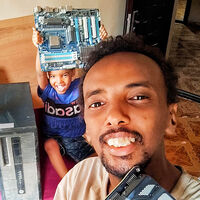 Una foto de un niño yemení sosteniendo alegremente una placa base de PC muestra a la comunidad gamer en su máxima expresión