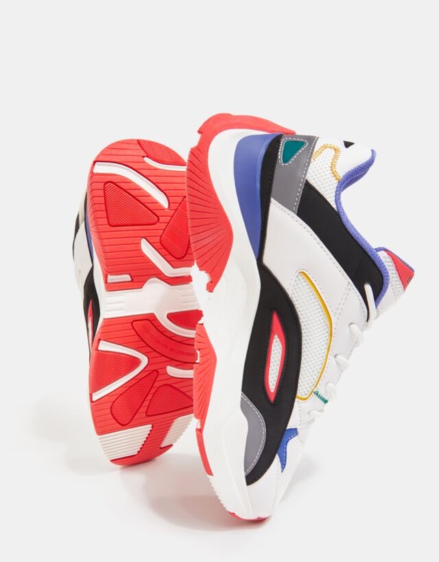 Zapatillas deportivas blancas con detalles multicolor