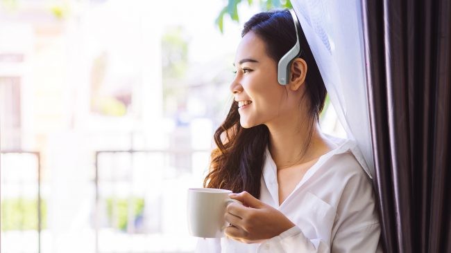 Cleer Audio presenta Arc, un curioso auricular inalámbrico que reproduce el sonido desde fuera del oído sin cubrir la oreja