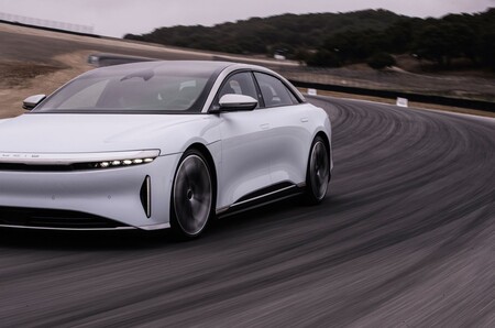 El bestial sedán eléctrico Lucid Air calzará unos neumáticos Pirelli a medida que prometen soportar un 20% más de peso