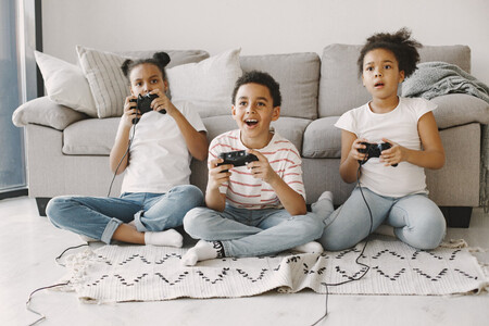 niños jugando videojuegos