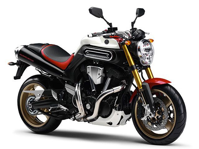 Yamaha elle-même parlait alors d'une moto avec une personnalité, loin de la perfection technique que nous associons traditionnellement à l'industrie japonaise. Une machine émotionnelle, conçue pour transmettre des sensations plutôt que pour marquer des temps de tour