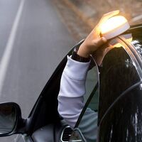 El adiós a los triángulos se retrasa: las luces de emergencia V-16 no serán obligatorias hasta 2026