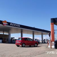 Hay un hilo invisible que vincula la moneda con el precio que pagamos por la gasolina, y en estos momentos pinta mal 