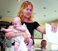 A la mesa electoral con su bebé para poder amamantarle, le deniegan la alegación de baja maternal