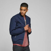 La chaqueta de entretiempo más vendida es de Jack & Jones y hoy la tienes por menos de 30 euros