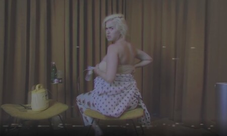 Katy Perry se extrae leche materna en un vídeo para apoyar la lactancia, exigir una mejor baja maternal y animar al voto
