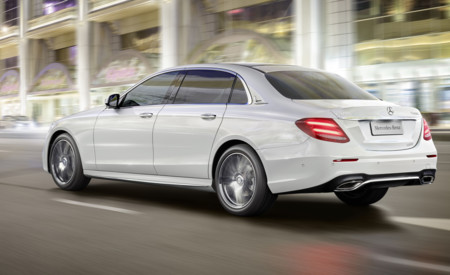 Así es el Mercedes-Benz Clase E LWB, la batalla larga que se presenta en el Salón de Pekín