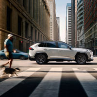 El Toyota RAV4 se actualiza con aviso acústico para peatones, Android Auto y Apple CarPlay, desde 33.650 euros