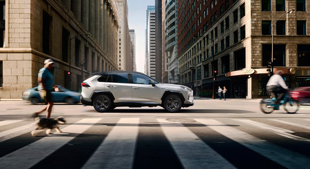 El Toyota RAV4 se actualiza con aviso acústico para peatones, Android Auto y Apple CarPlay, desde 33.650 euros