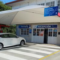 Tenía que pagar un recargo por devolver el coche de alquiler un día después. Prefirió quemarlo y pegar puñetazos a tres empleados