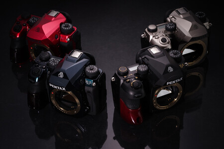 La Pentax K-1 Mark II J Limited 01 parece un 'transformer' pero está “tuneada” a mano y con componentes de lujo