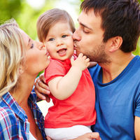 Demostrar cariño en público está bien, y así debemos enseñárselo a nuestros hijos