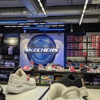 Skechers viene a conquistarnos con estas zapatillas de senderismo que se calzan solas y están a mitad de precio