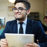 El paro cae a mínimos en España y el empleo se concentra más y más en el sector servicios