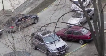 En Rusia te enseñan a reservar una plaza de aparcamiento para tu SUV