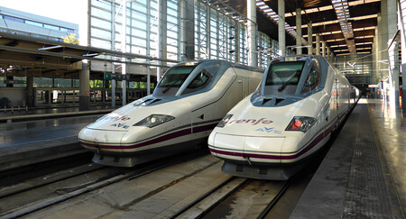 Estacion De Madrid Puerta De Atocha Tren Ave Con Destino Valencia Espana Renfe Serie 112