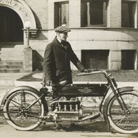 Hace 113 años un hombre dio la primera vuelta al mundo en una moto sin frenos. Sin saberlo, estaba inventando una moda que cambió la historia 