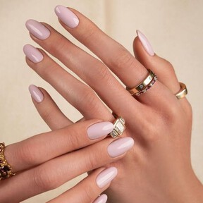 Siete manicuras para invitadas de boda: los colores de uñas que más se llevan esta primavera 2026