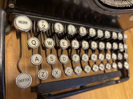 Smith Premier Vintage Typewriter 1920 30s Wide Carriage Dusty Worn Without Ribbon Danish Norwegian Keys Gammel Skrivemaskin Levert Av Jorgen S Lien Kontormaskiner Bergen Odda Skole 2022 Img 1014